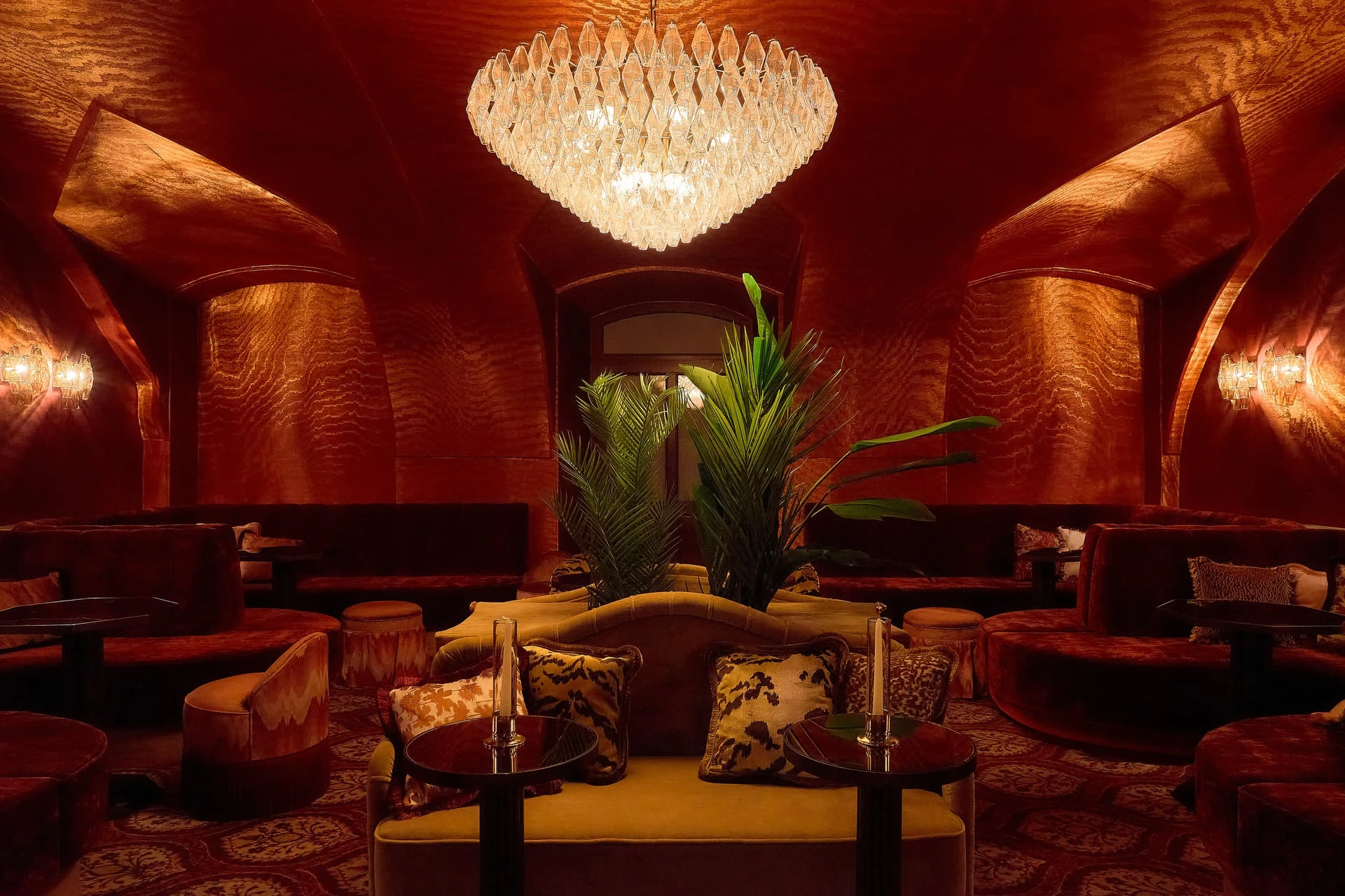 Rote Samt-Lounge mit Kristalllüster